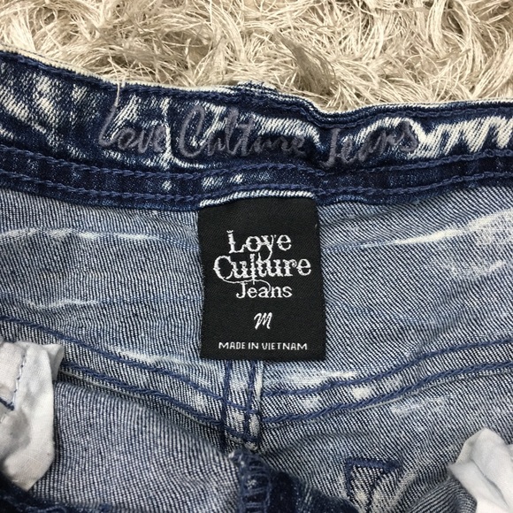 LOVE CULTURE DENIM FRINGE CUT OFF SHORTS🔥 - Picture 2 of 4